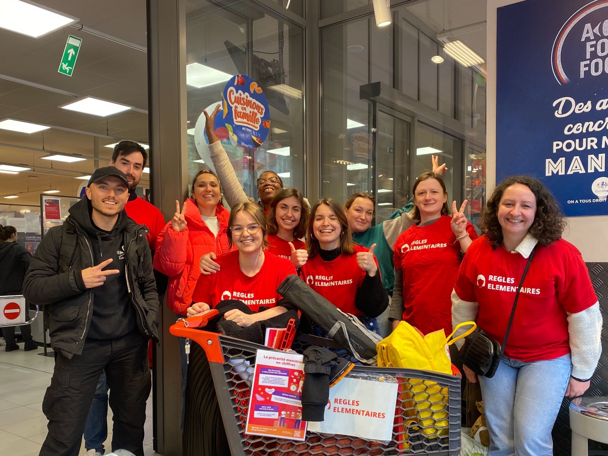 des bénévoles sont heureux d'avoir fait une collecte en supermarché